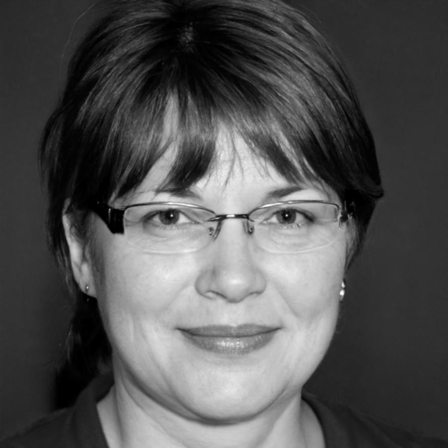 Portrait de Mélodie Favreau, formatrice spécialisée en coiffures mariages